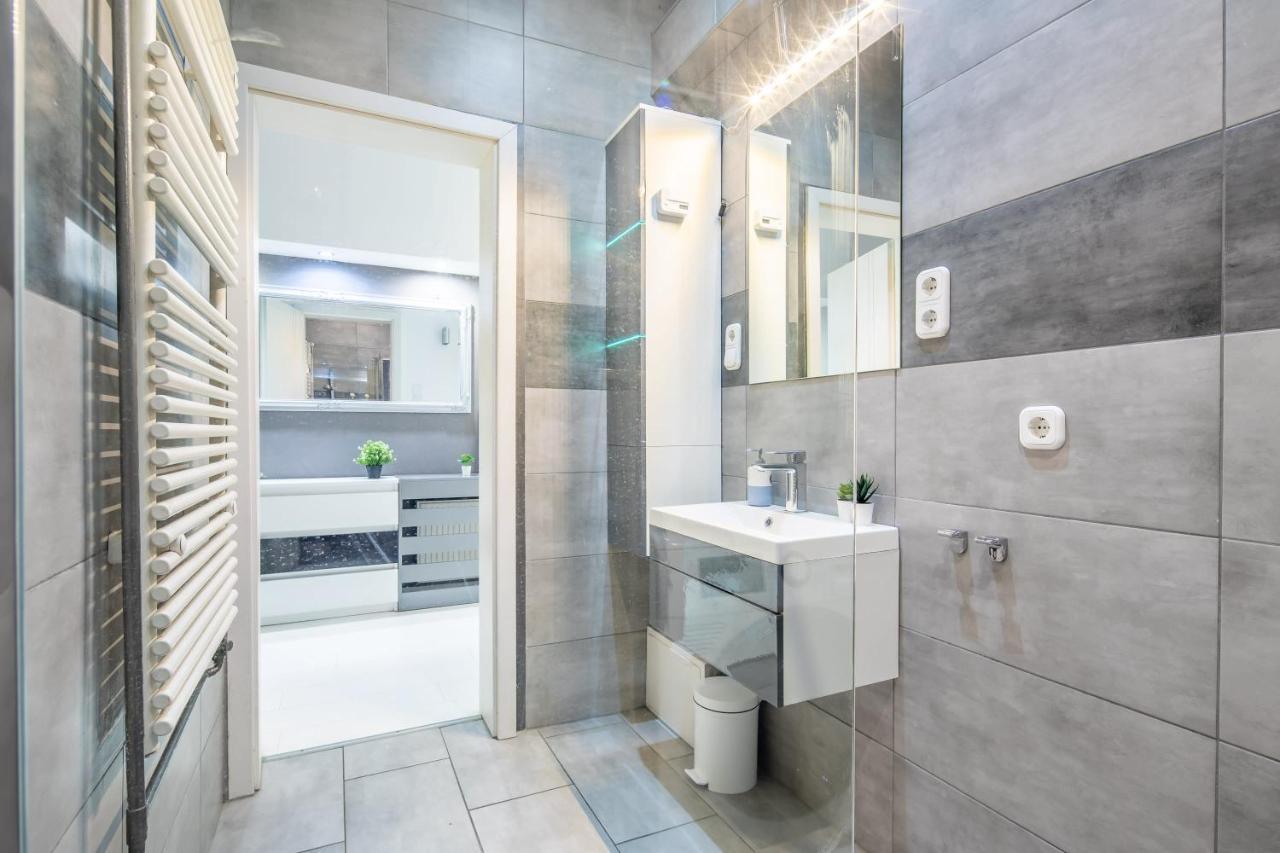 Cozy & Central Apartment With 2-Bedroom Budapest Eksteriør bilde